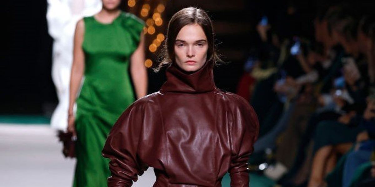 Egy modell a kifutón a Victoria Beckham Paris Womenswear 2025 tavaszi-nyári bemutatóján a párizsi divathéten 2024. szeptember 27-én
