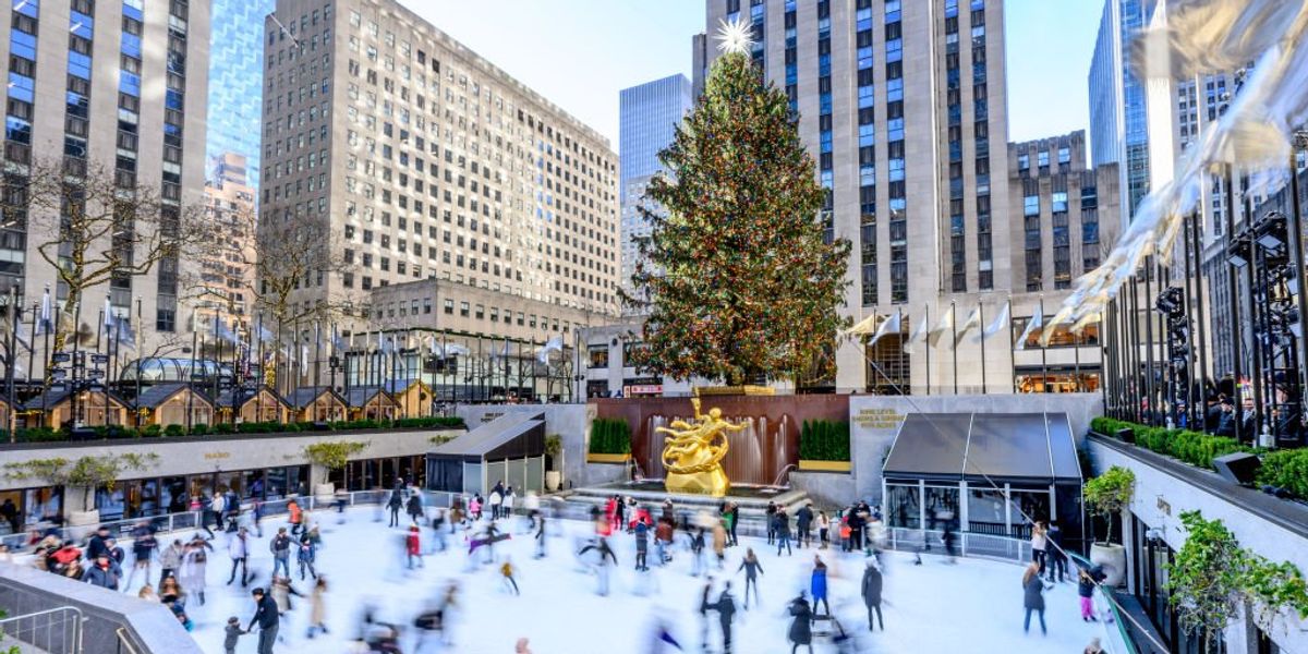 A New York-i Rockefeller Plaza előtti korcsolyapálya és az óriás karácsonyfa 2022. december 14-én