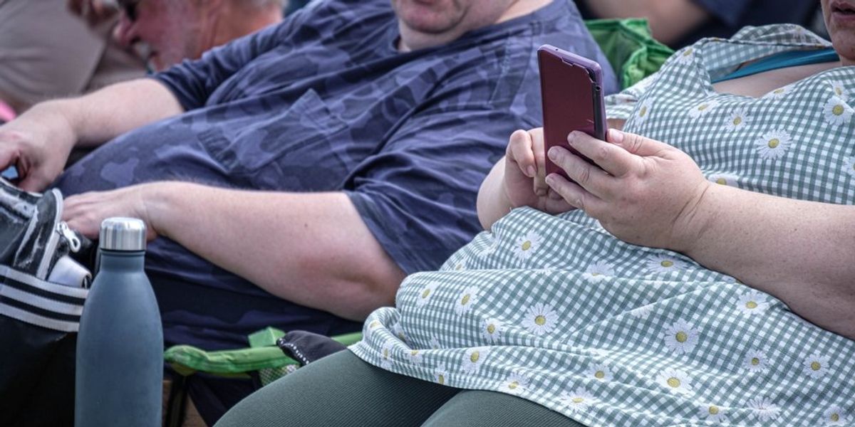 Elhízott emberek ülnek egymás mellett