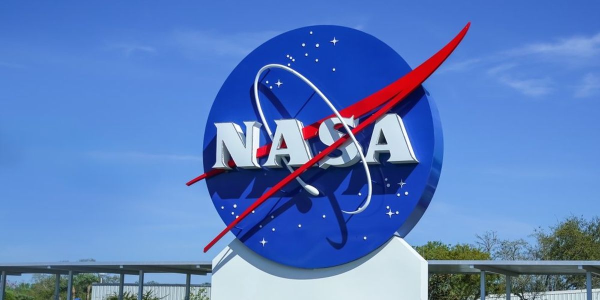 NASA-tábla a Kennedy Űrközpont látogatói komplexumában a floridai Cape Canaveralban