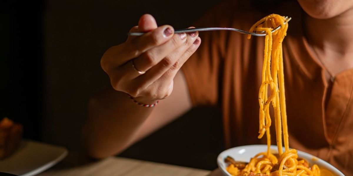 Spagettit eszik egy nő