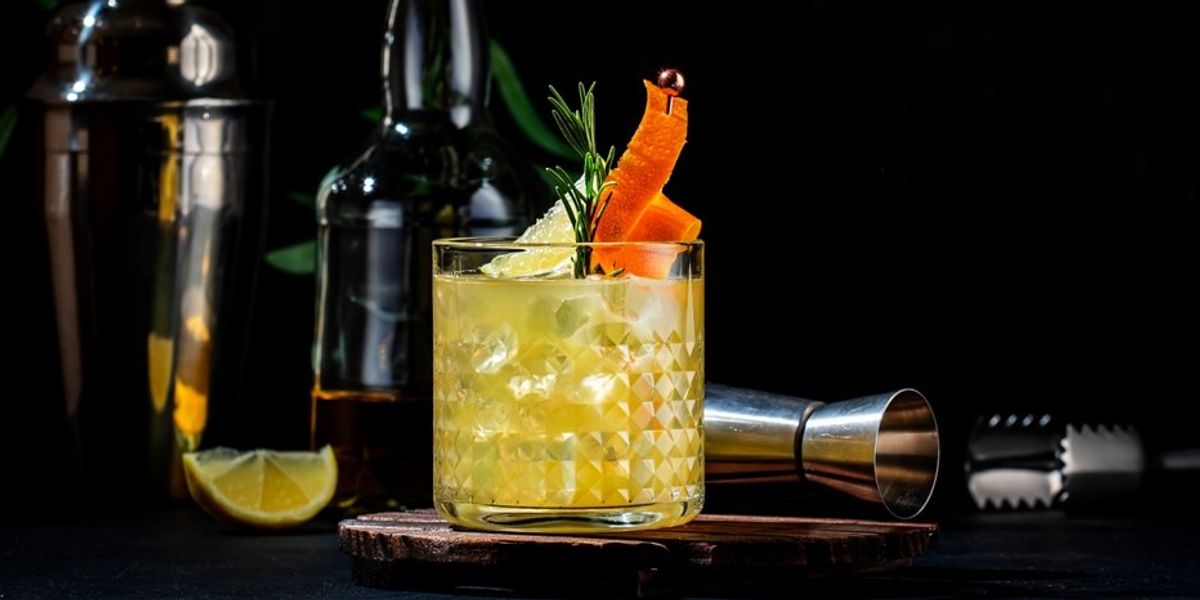 Alkoholos koktél, mögötte shaker