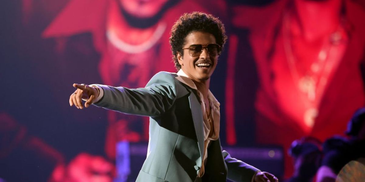 Bruno Mars a 2022-es iHeartRadio Music Awards díjátadón a kaliforniai Los Angelesben 2022. március 22-én