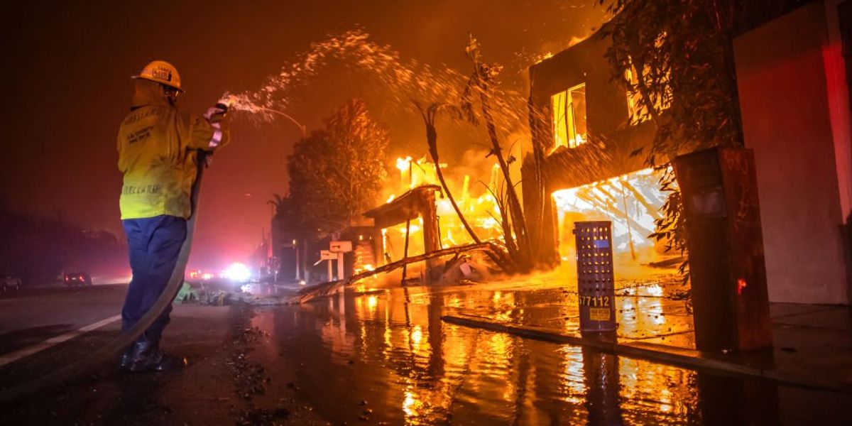 Egy tűzoltó oltja a Palisades tüzet 2025. január 8-án Los Angelesben
