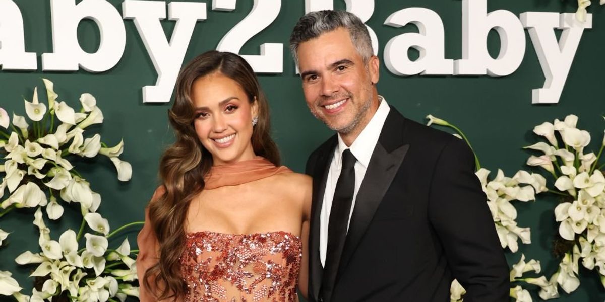 Jessica Alba és Cash Warren a 2024-es Baby2Baby gálán a Pacific Design Centerben a kaliforniai Nyugat-Hollywoodban november 09-én