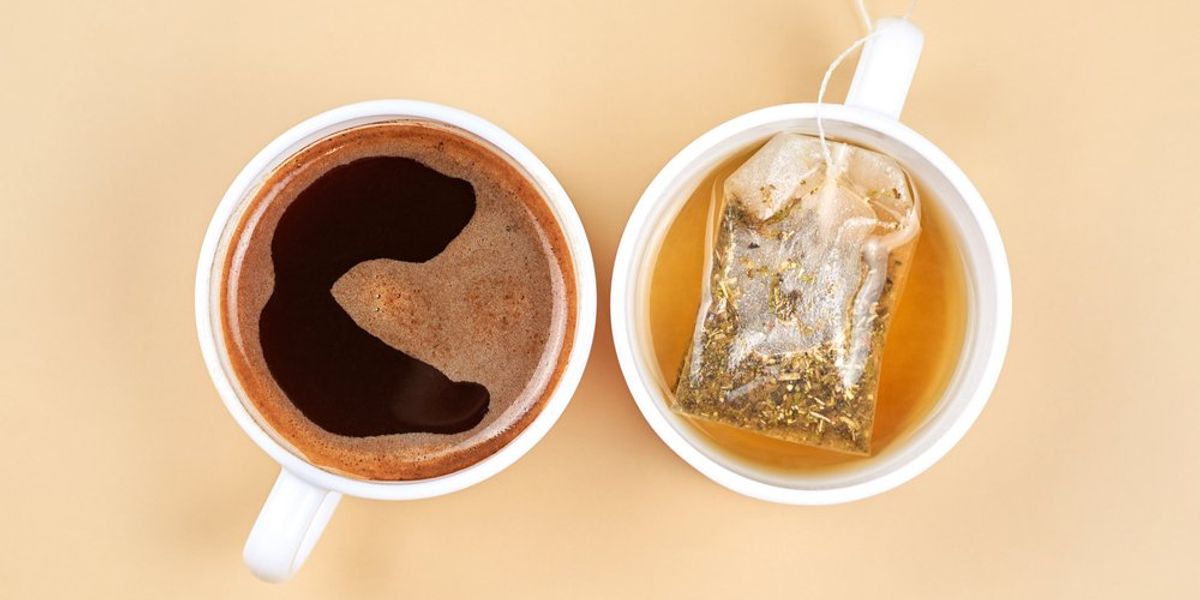 Egy csésze kávé és egy csésze tea