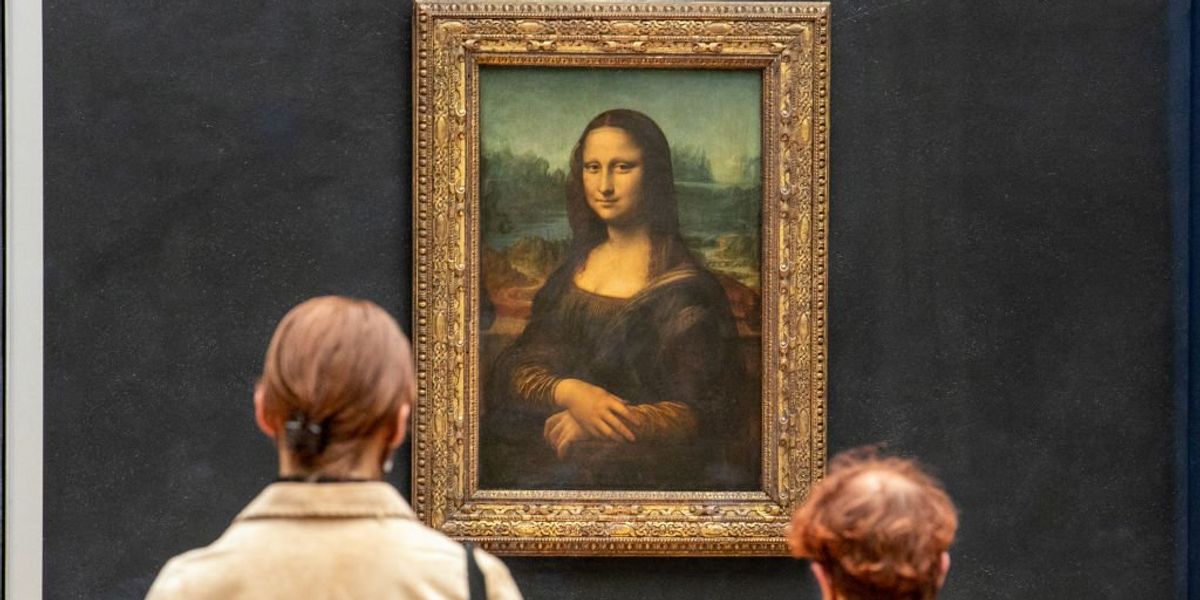 Látogatók nézik Leonardo da Vinci Mona Lisa című festményét a párizsi Louvre-ban