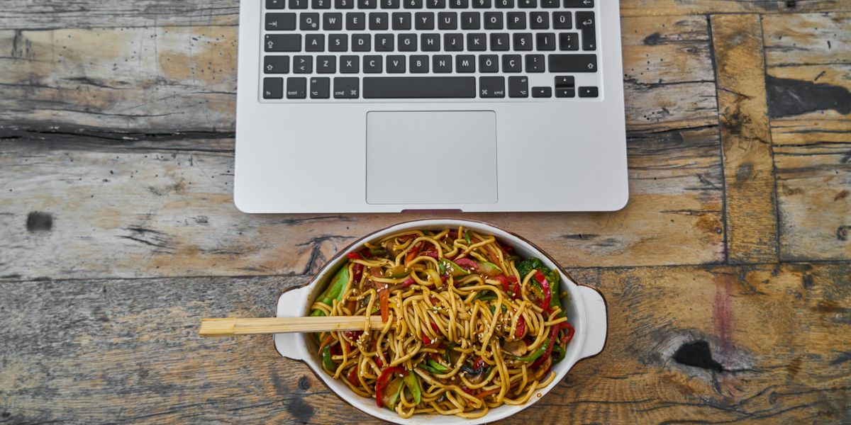 laptop mellett tésztás kaja