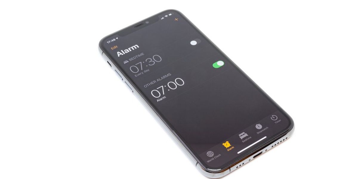 Ébresztő fekete iPhone 11 Pro fehér háttéren