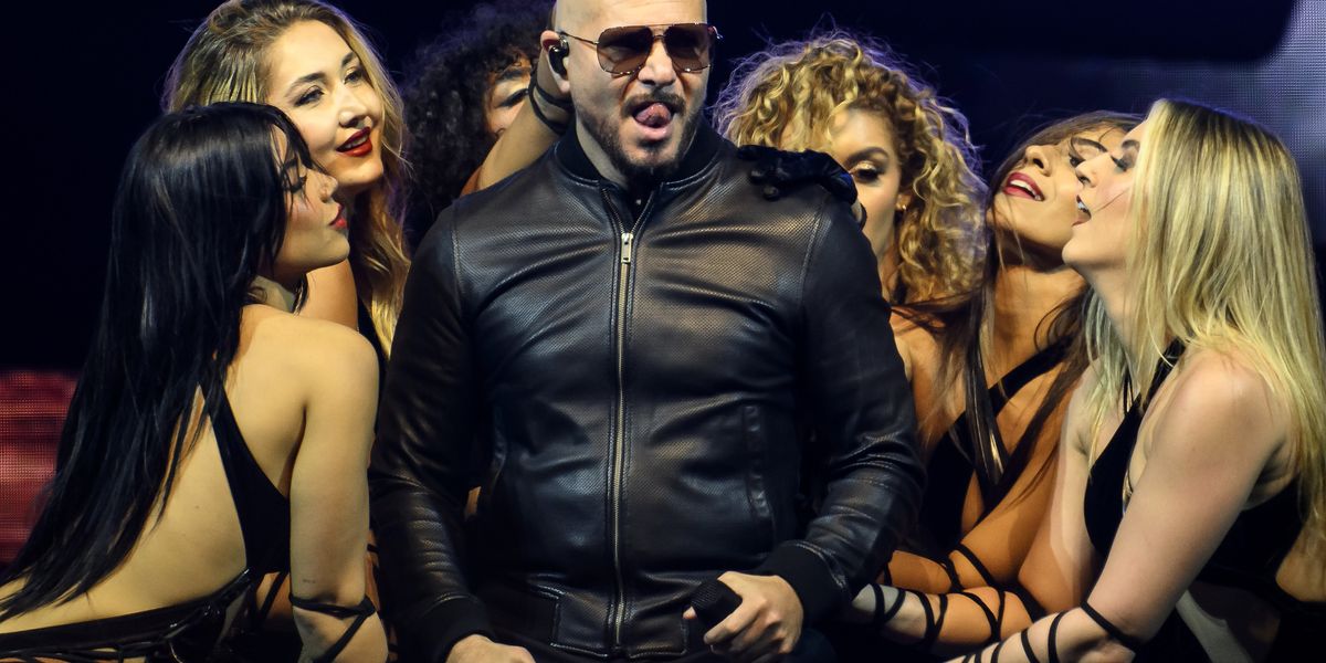 Pitbull a Party After Dark turnéjának koncertjén Bercyben, Franciaországban 2025. február 23-án