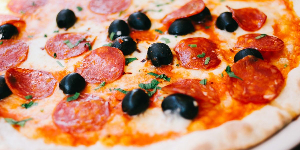 Olajbogyós, pepperonis pizza