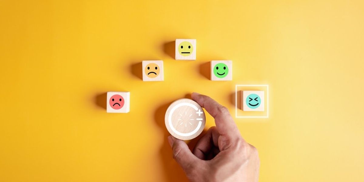 A mentális egészségügyi értékelés szintje - szomorú és mosolygó emotikonok fakockákon