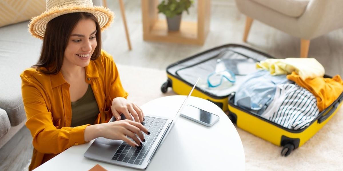 Egy nő repülőjegyet foglal a laptopján