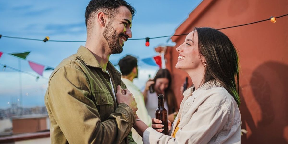 egy férfi és egy nő néz egymás szemébe nevetve