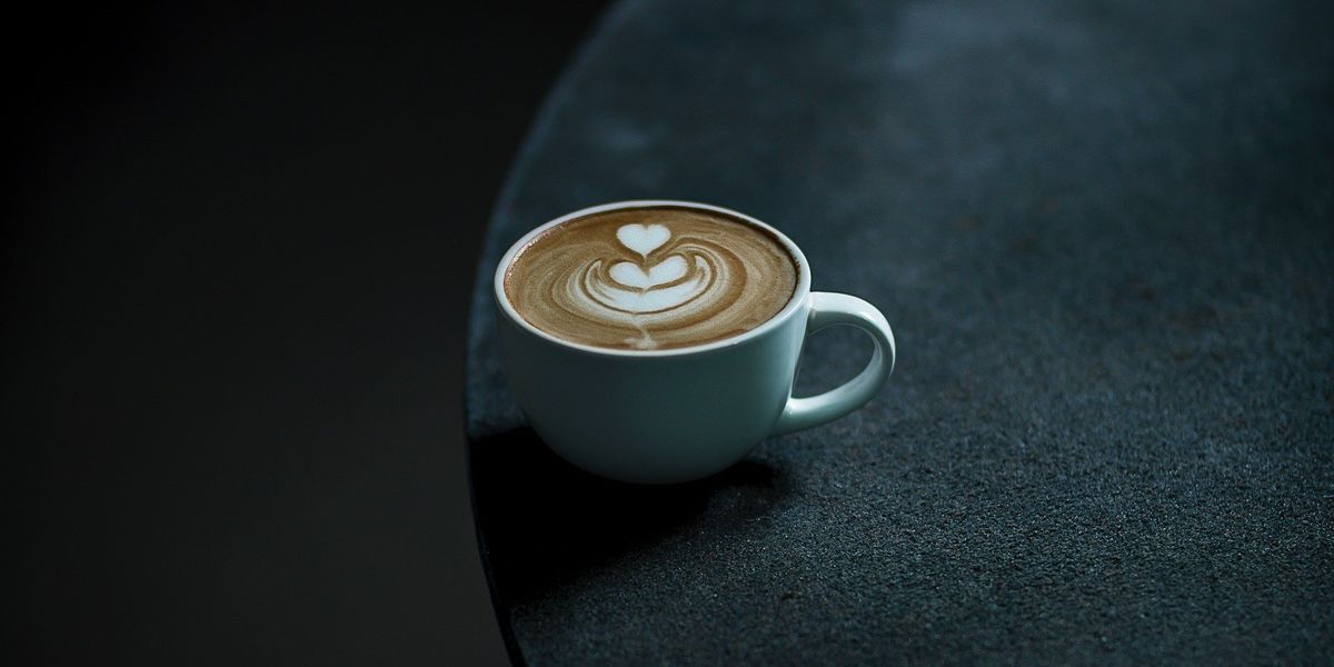 Cappuccino fekete asztalon