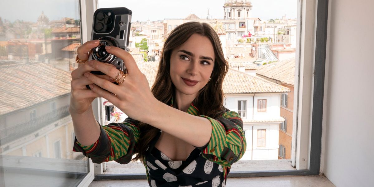 Lily Collins Emily Cooper szerepében szelfizik a 4. évad végén