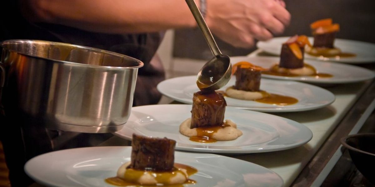 desszerteket készítenek a séfek egy fine dining étteremben