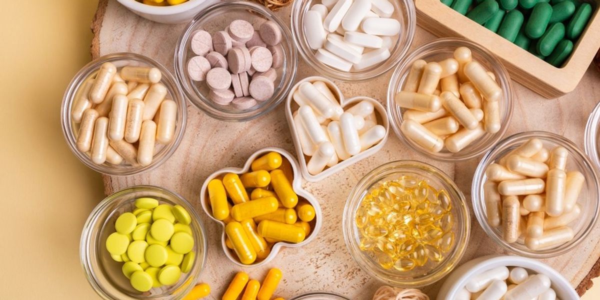 Különböző táplálékkiegészítők, ásványi anyagok és vitaminok kis tálakban