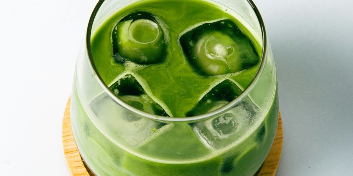 Matcha tea jégkockákkal teli üvegpohárban