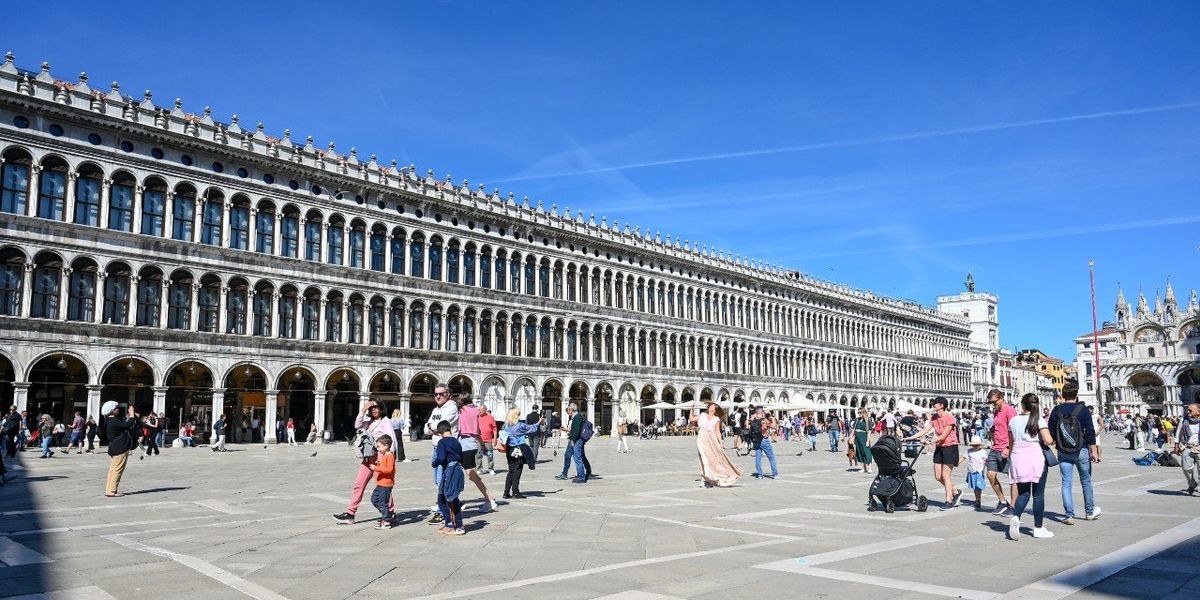 Sétáló emberek a Piazzetta San Marco téren az olaszországi Velencében