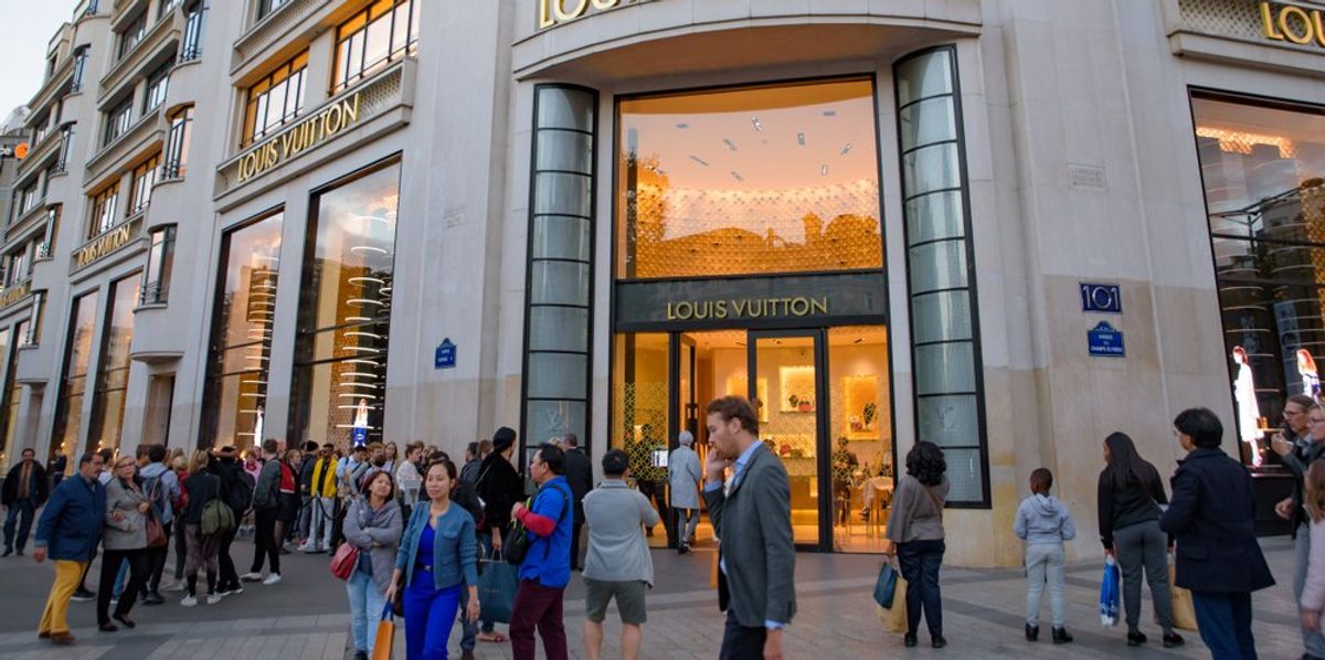 Emberek a Louis Vuitton párizsi üzlete előtt Franciaországban