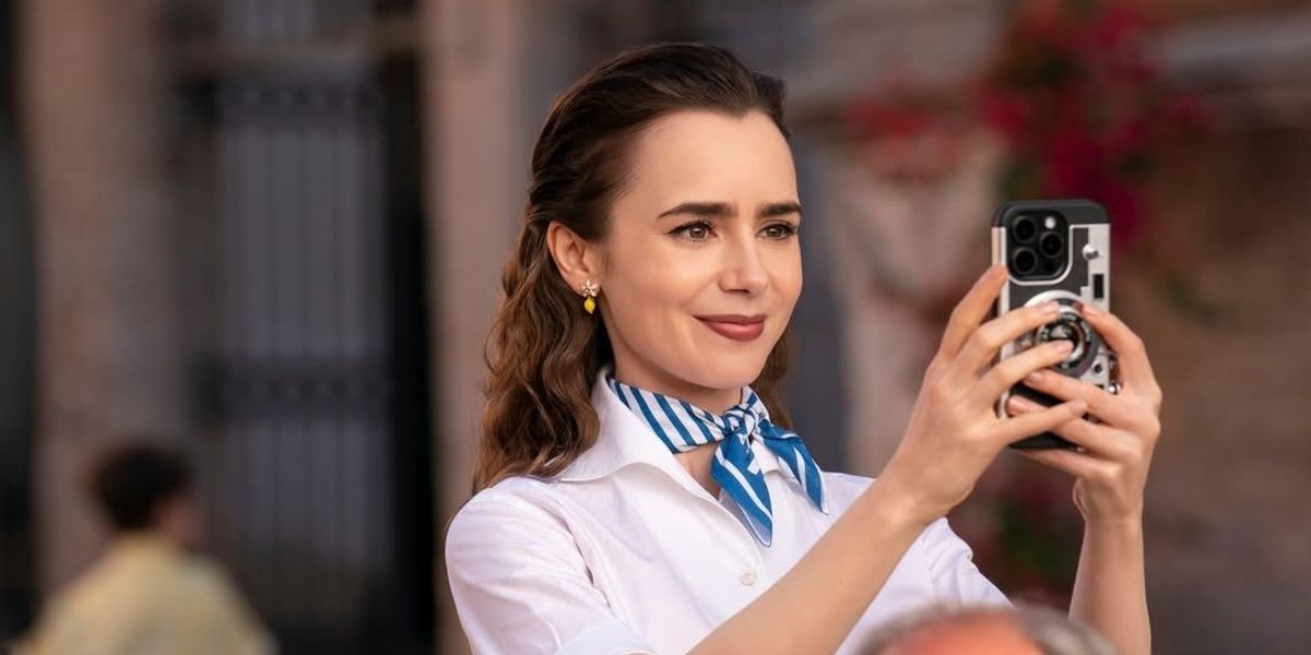Lily Collins az Emily Párizsban című sorozat egyik jelenetében