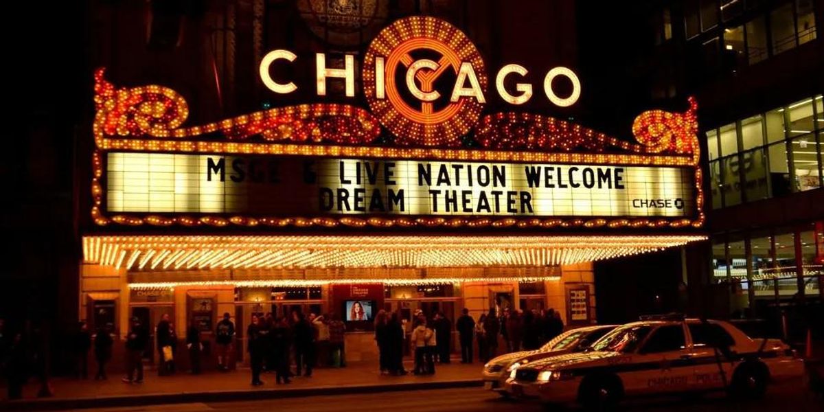 A Chicago Színház bejárata éjszaka