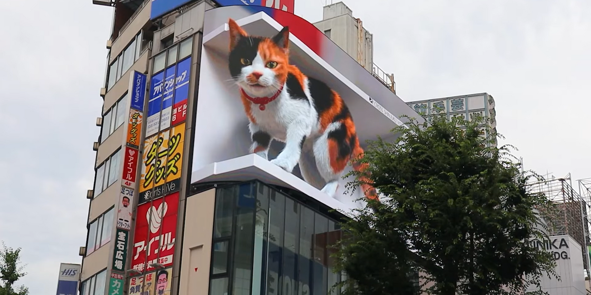 Egy óriási 3D-s macska üdvözli a járókelőket Tokió egyik metróállomásánál