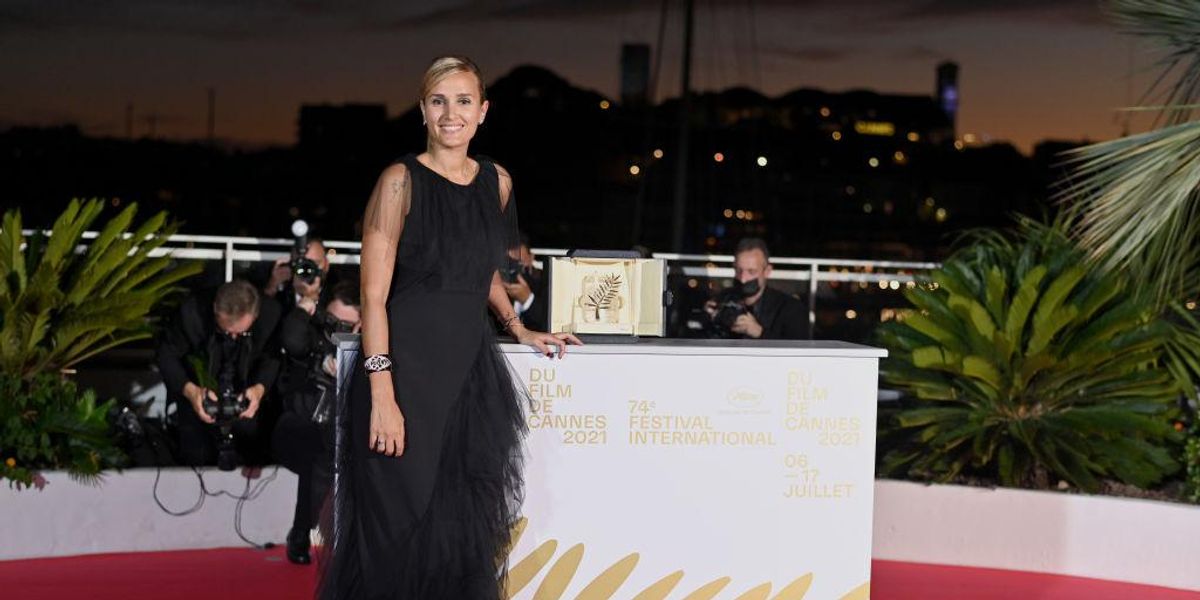 Julia Ducournau, a Titane című film rendezője a Cannes-i Filmfesztiválon 2021-ben, a legjobb filmért járó Arany Pálma-díjjal
