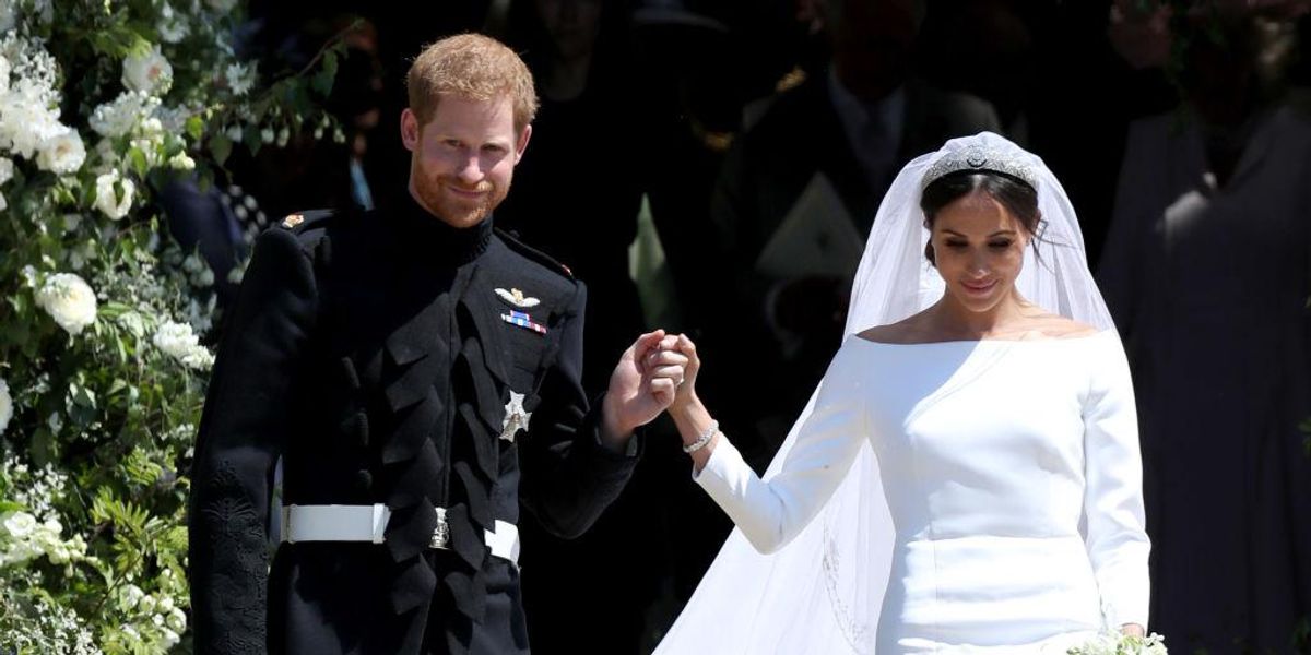 Harry herceg és Meghan Markle 2018. május 19-én, az angliai Windsor-kastélyban található Szent György-kápolnában tartott esküvőjük után távoznak.
