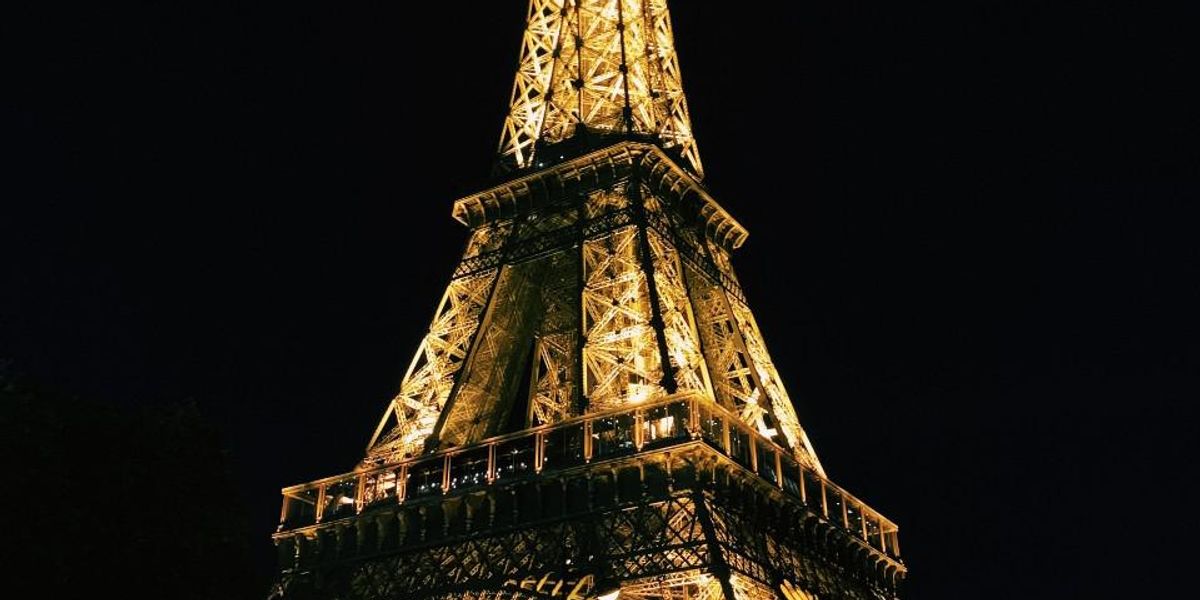 A párizsi Eiffel-torony éjszaka, kivilágítva