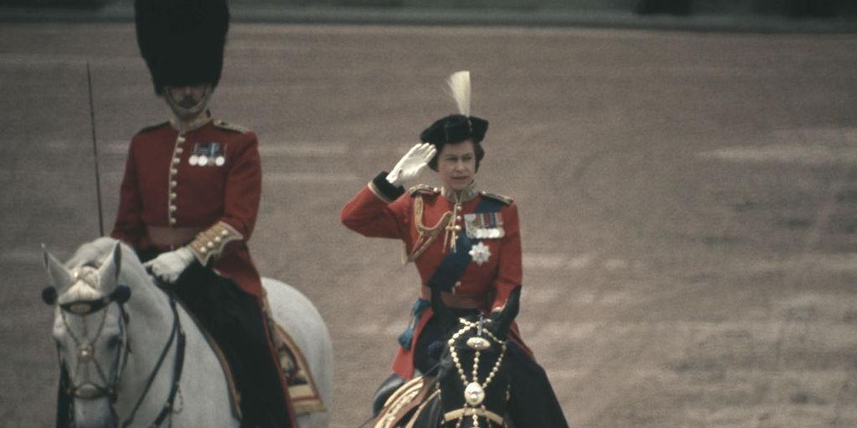 II. Erzsébet királynő Burmese nevű kedvenc lován a brit zászlós díszszemlén Londonban, 1971. június 12 -én.