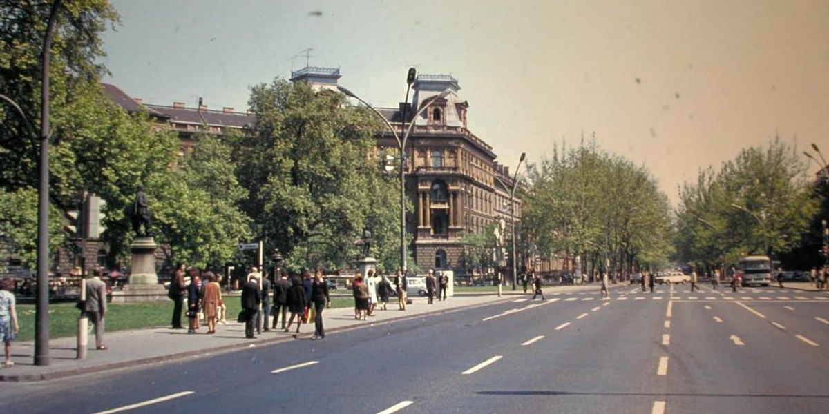 Andrássy út (Népköztársaság útja) a Kodály köröndnél a Hősök tere felé nézve, 1979-ben.
