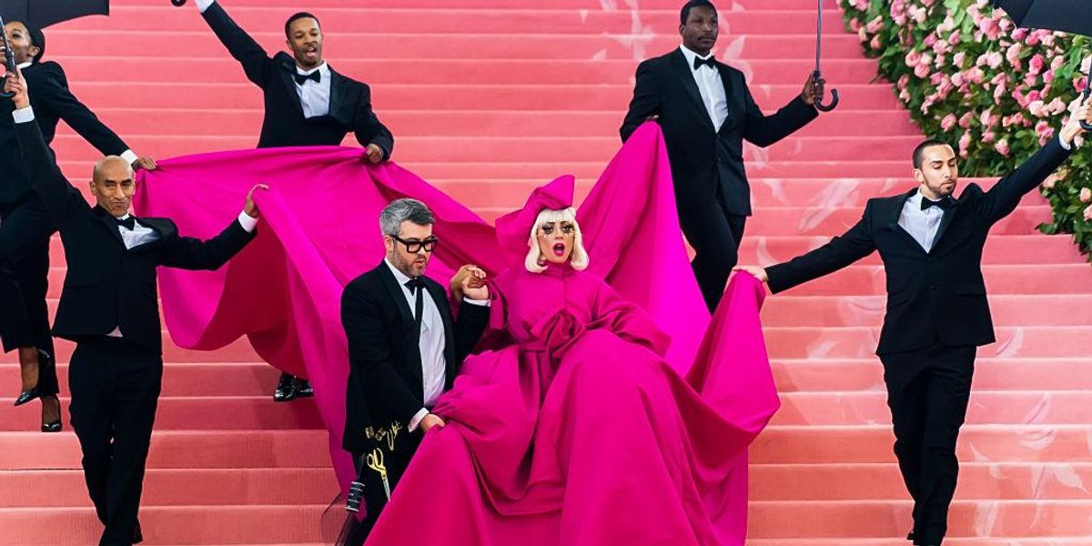 Brandon Maxwell divattervező és Lada Gaga a 2019-es Met-gálán.