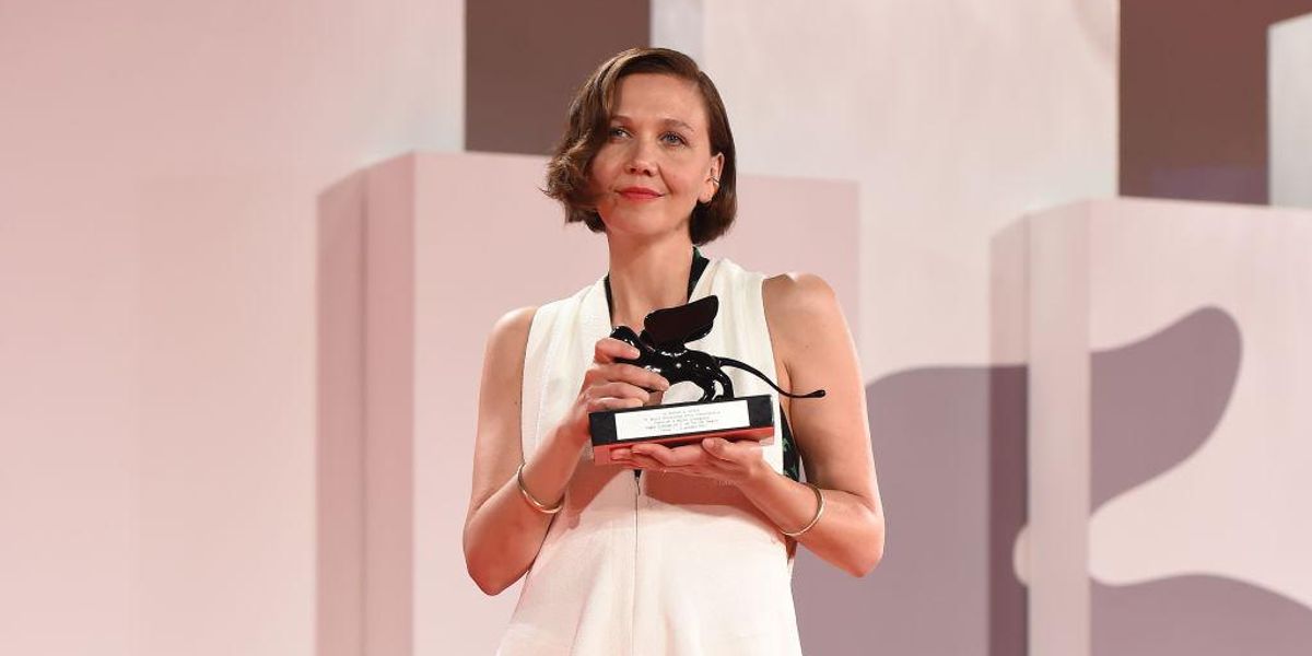 Maggie Gyllenhaal megkapja a legjobb forgatókönyvért járó díjat The Lost Daughter című filmjéért a 78. Velencei Nemzetközi Filmfesztivál a záróünnepségen 2021. szeptember 11-én.