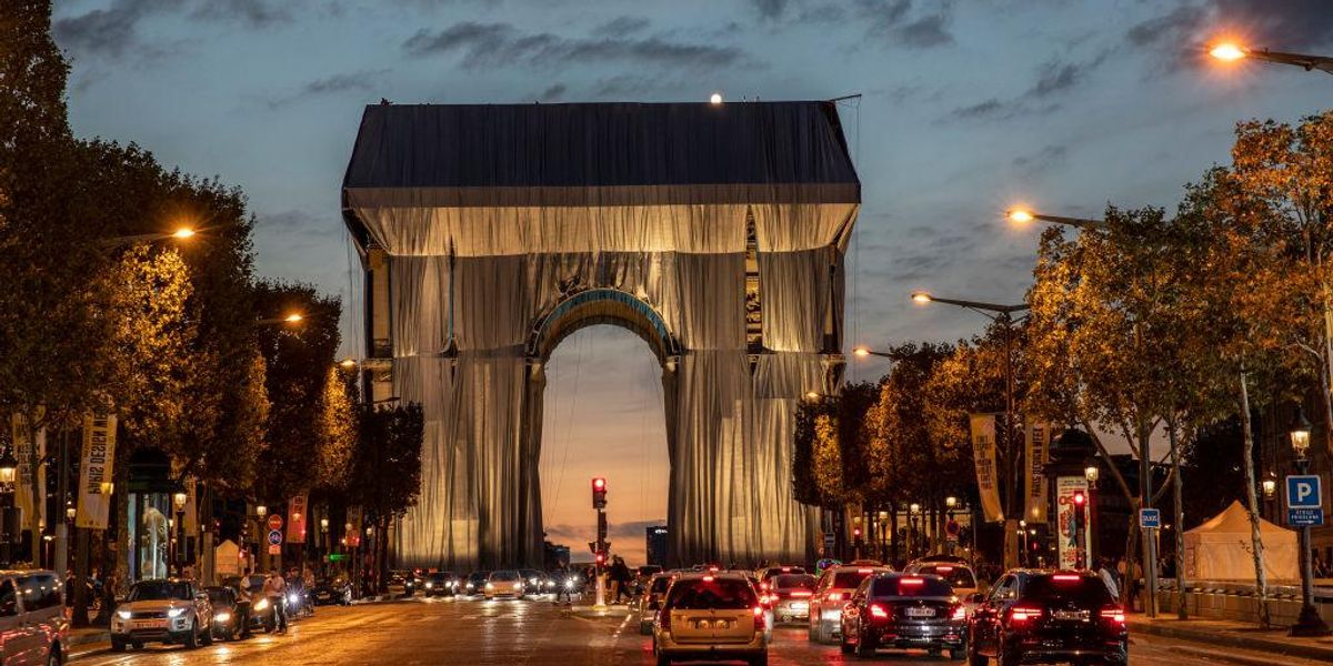 2021. szeptember 12-én megkezdték a párizsi Diadalív becsomagolását a bolgár művész, Christo és felesége, Jeanne-Claude tervei alapján.