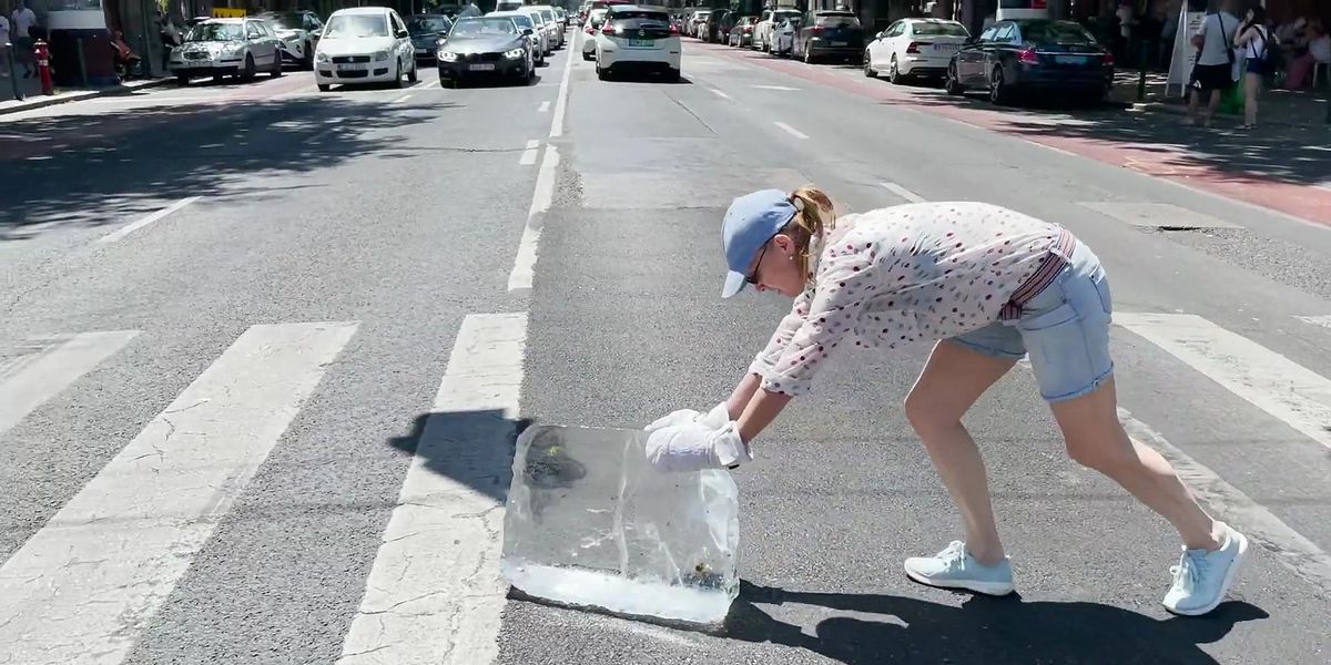 Kováts Adél egy mázsás jégtömböt tolt végig a városon