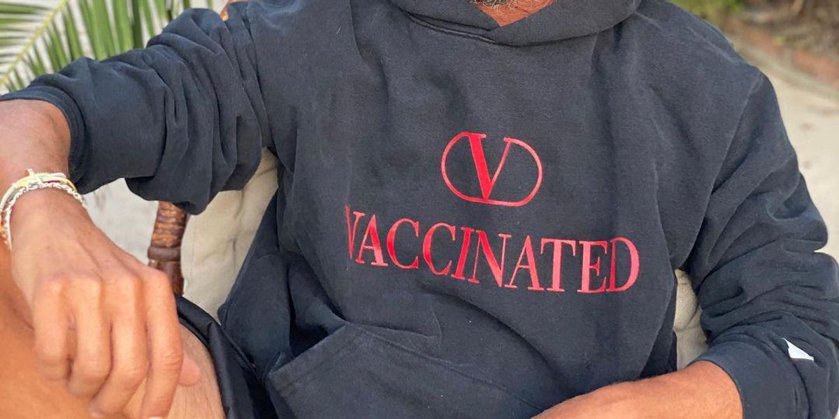 Pierpaolo Piccioli, a Valentino kreatív igazgatója a divatház új, Vaccinated feliratú pulóverében