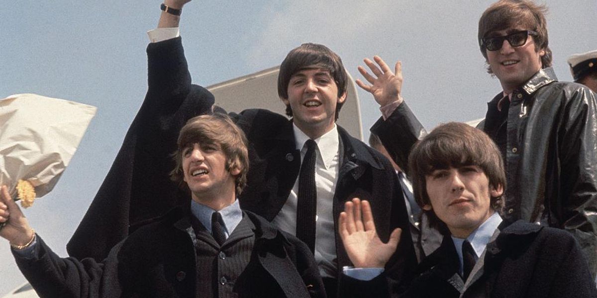  Ringo Starr, Paul McCartney, George Harrison és John Lennon Londonba érkeznek ausztráliai turnéjuk után 1964 július 2-án.