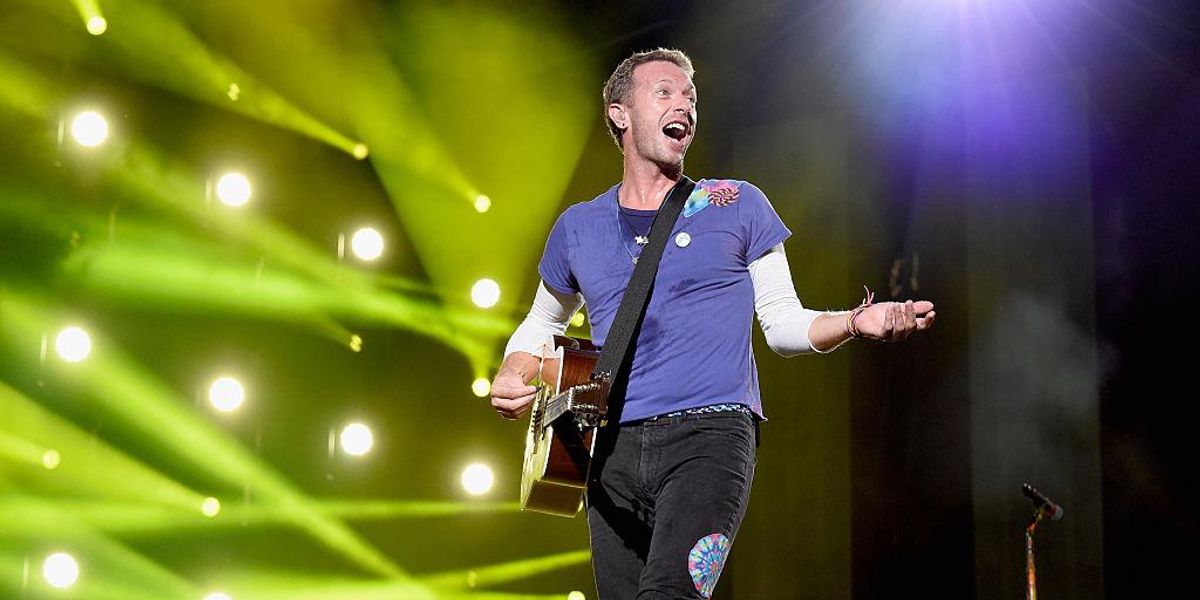 Chris Martin a Coldplay Budweiser Made in America fesztiválon tartott koncertjén 2016. szeptember 4 -én Pennsylvaniában.