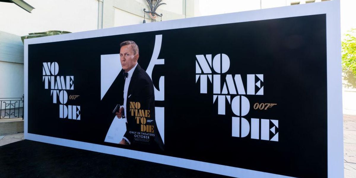 A Nincs idő meghalni című James Bond-film plakátja a TCL Kínai Színház oldalán Los Angelesben