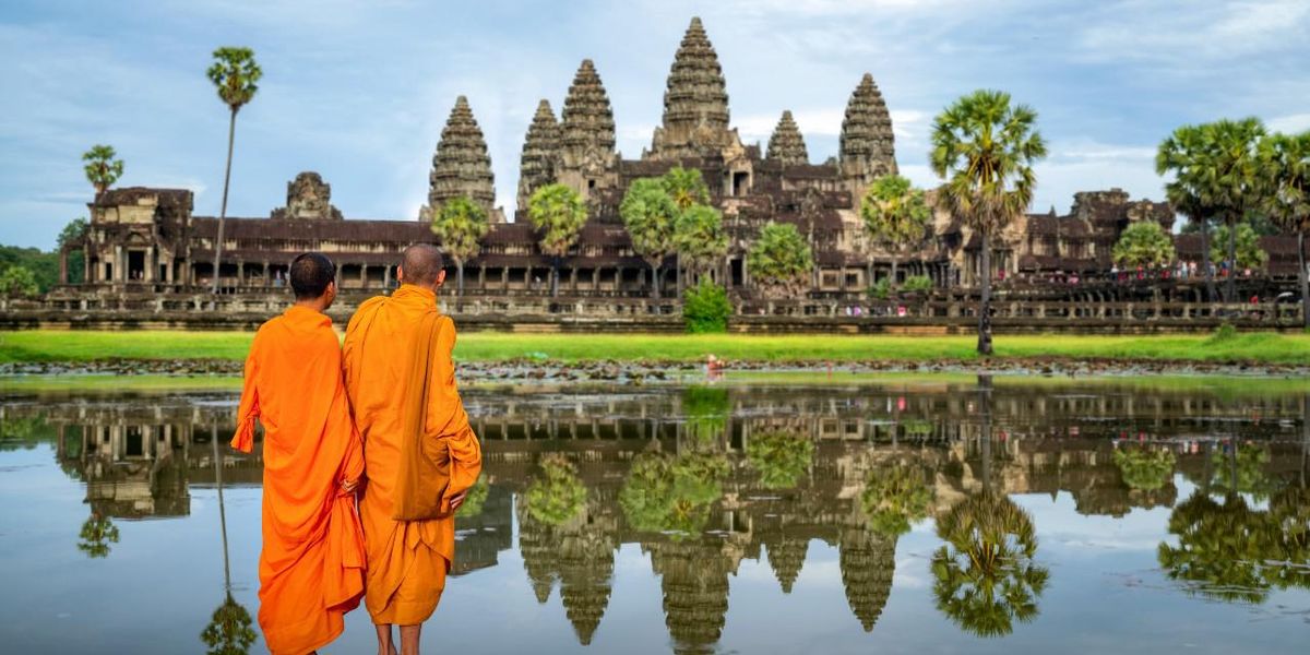Ázsiai szerzetesek Angkor legjelentősebb templomcsoportja, az Angkorvat előtt Kambodzsában