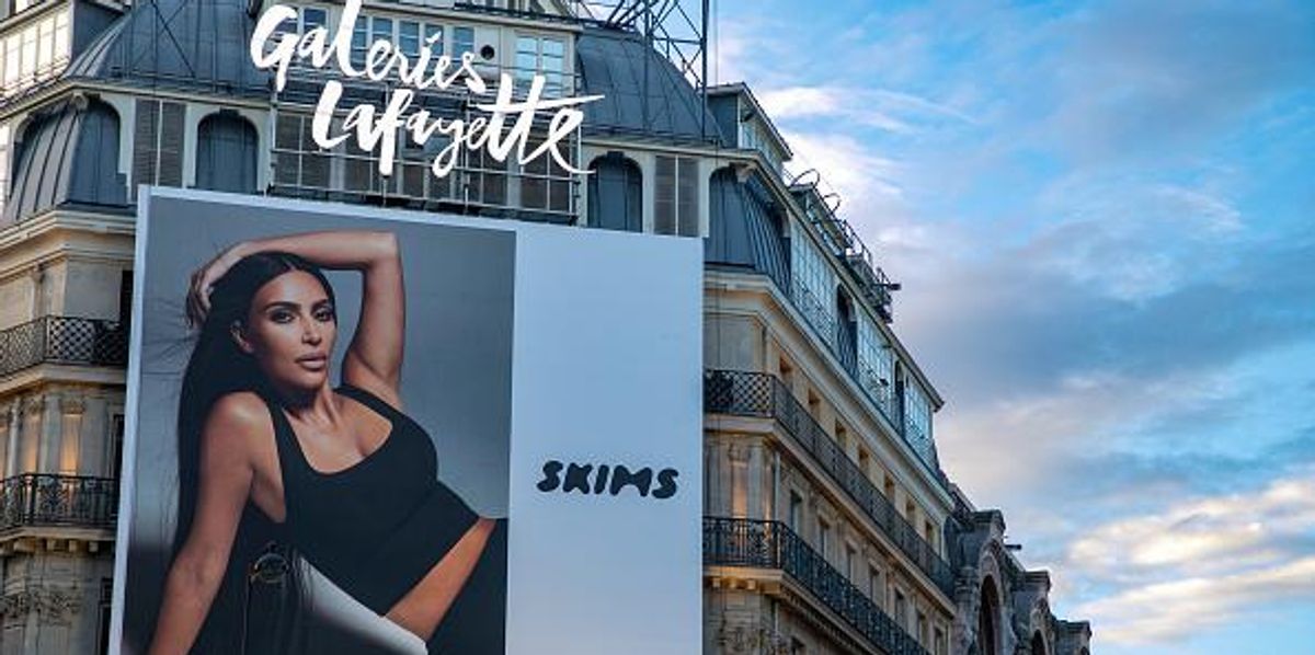 kim kardashian skims plakat a galeries lafayette oldalan parizsban