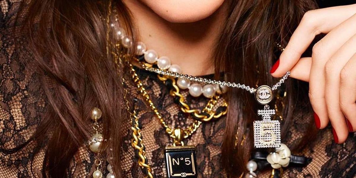 Az idén százéves No. 5 parfüm ihlette a Chanel új ékszereit