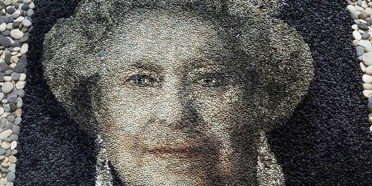 II. Erzsébet királynő kavicsokból kirakott képe