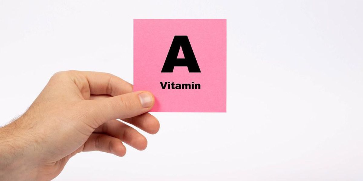 egy A-vitamin kártyát tartó kéz