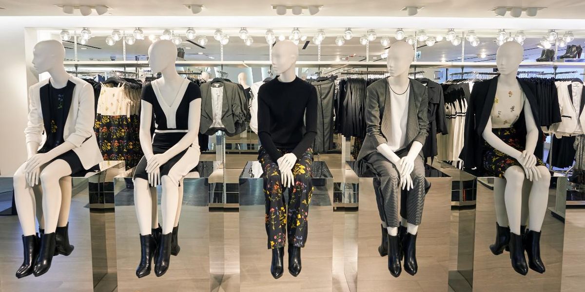 Fast fashion bolt kirakatában üldögélő próbababák