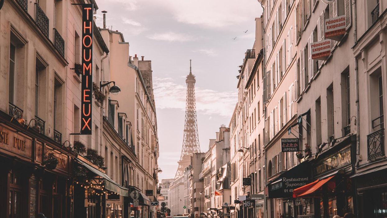 Párizsi utcakép az Eiffel-toronnyal  a háttérben