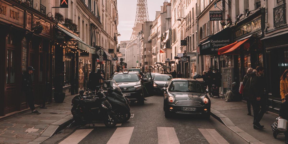 Párizsi utcakép az Eiffel-toronnyal  a háttérben