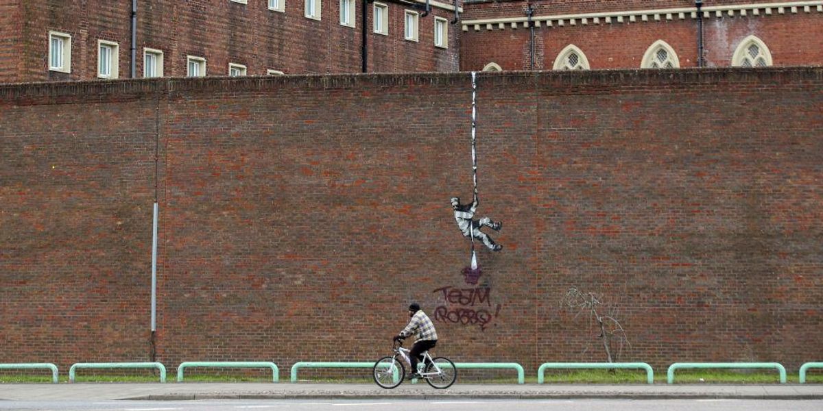 Banksy Create Escape című alkotása a readingi börtön falán